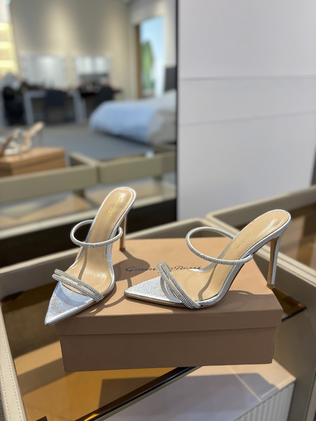 吉安维托·罗西 (Gianvito Rossi)
💕 露趾凉鞋搭配细高跟,性感而精致。💕️
💘吉安