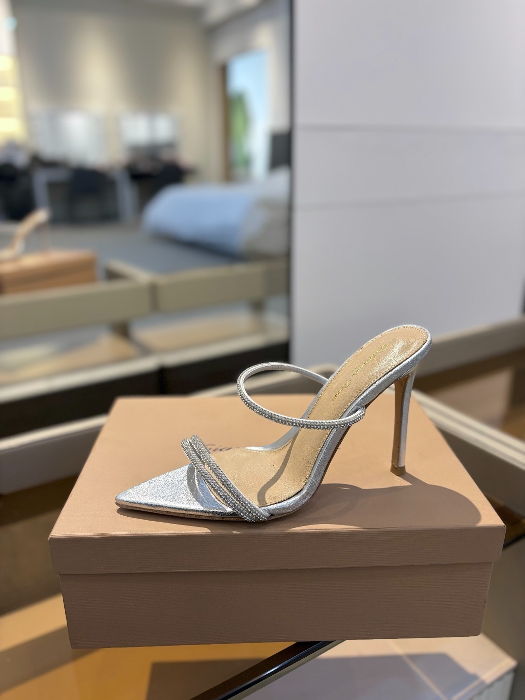 吉安维托·罗西 (Gianvito Rossi)
💕 露趾凉鞋搭配细高跟,性感而精致。💕️
💘吉安