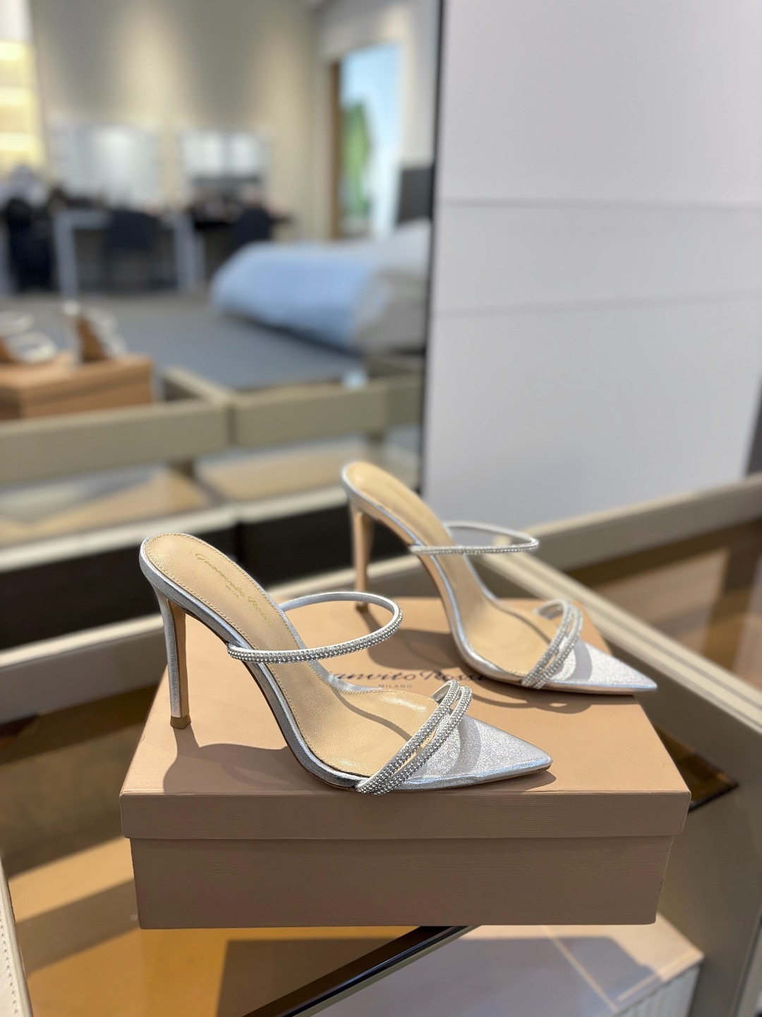 吉安维托·罗西 (Gianvito Rossi)
💕 露趾凉鞋搭配细高跟,性感而精致。💕️
💘吉安