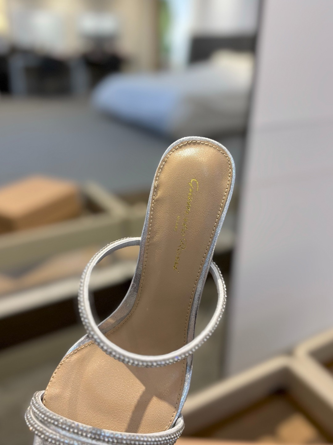 吉安维托·罗西 (Gianvito Rossi)
💕 露趾凉鞋搭配细高跟,性感而精致。💕️
💘吉安