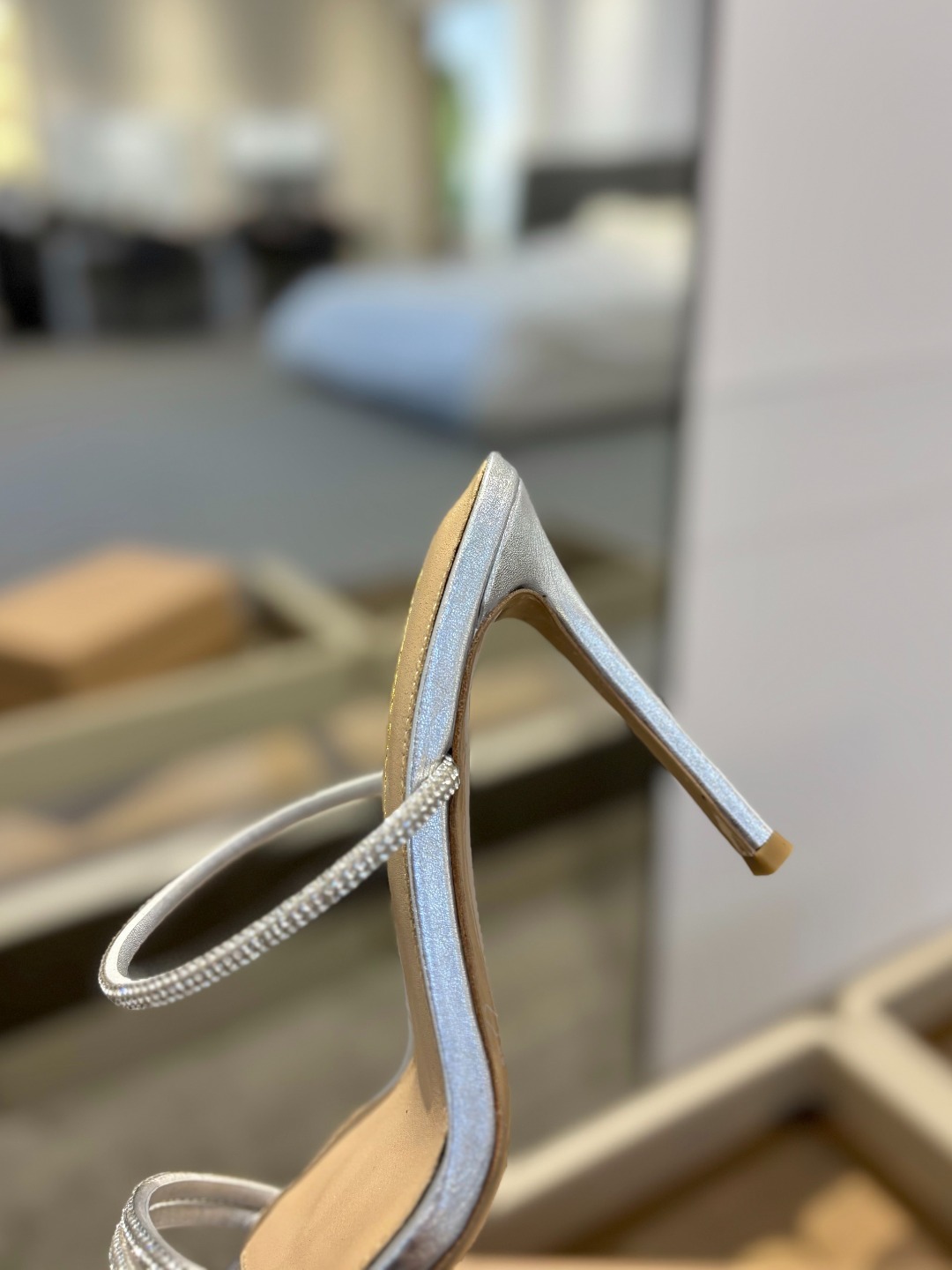 吉安维托·罗西 (Gianvito Rossi)
💕 露趾凉鞋搭配细高跟,性感而精致。💕️
💘吉安