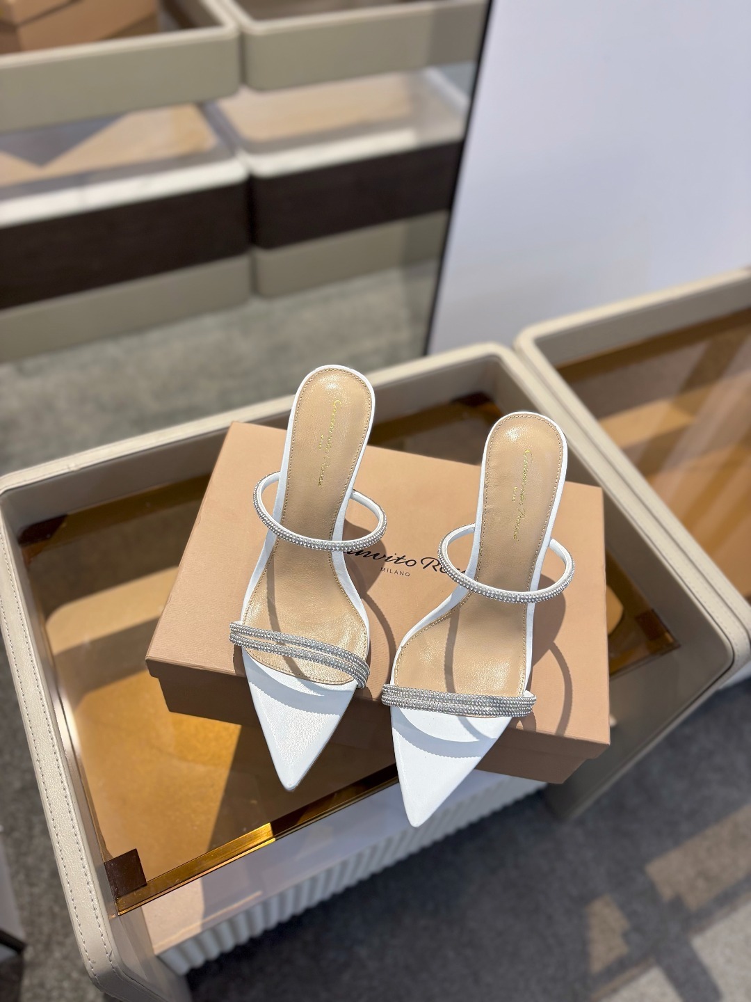 吉安维托·罗西 (Gianvito Rossi)
💕 露趾凉鞋搭配细高跟,性感而精致。💕️
💘吉安