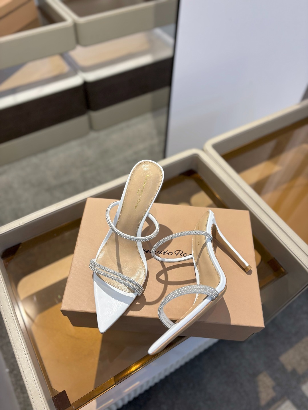 吉安维托·罗西 (Gianvito Rossi)
💕 露趾凉鞋搭配细高跟,性感而精致。💕️
💘吉安
