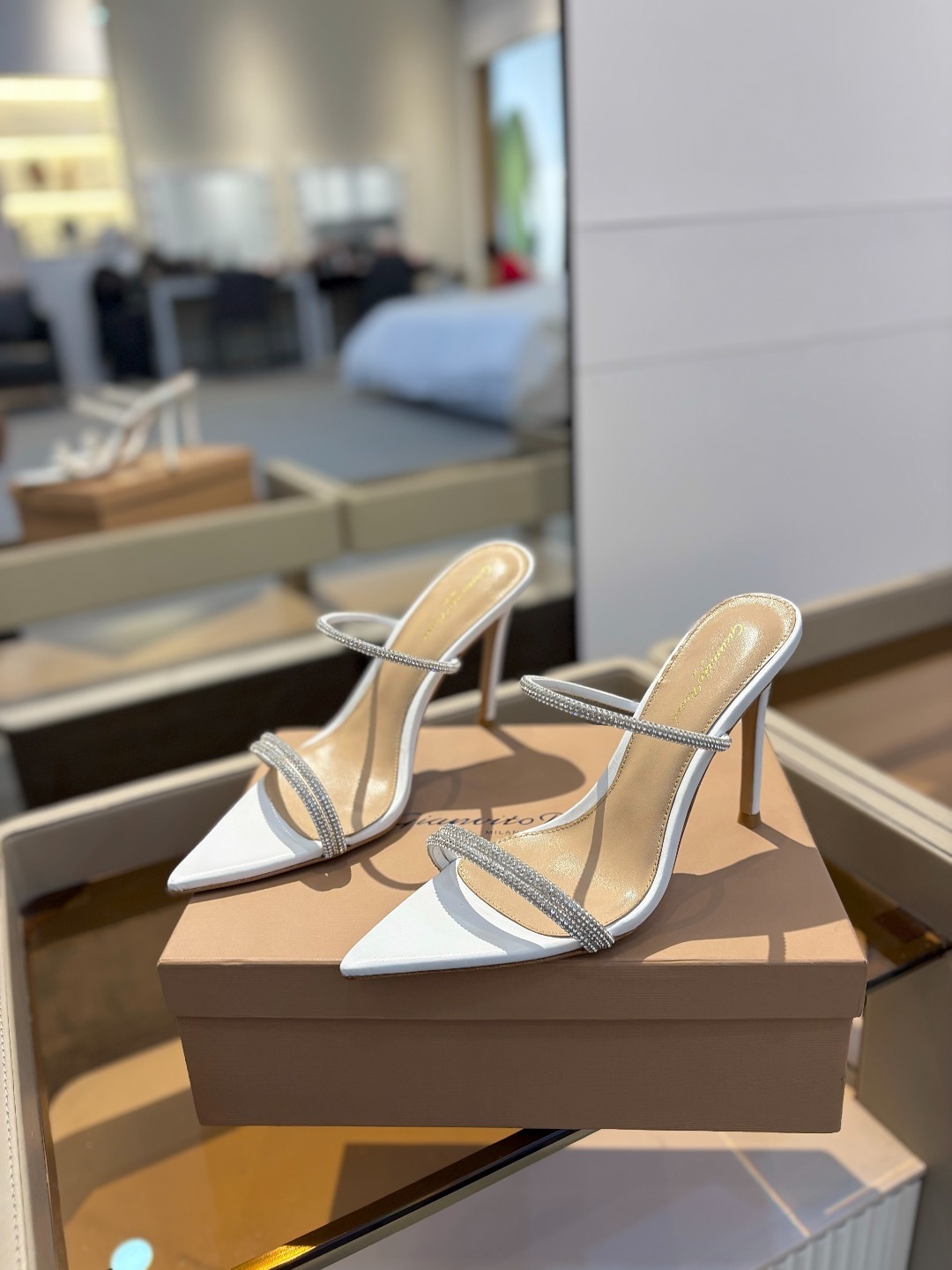 吉安维托·罗西 (Gianvito Rossi)
💕 露趾凉鞋搭配细高跟,性感而精致。💕️
💘吉安