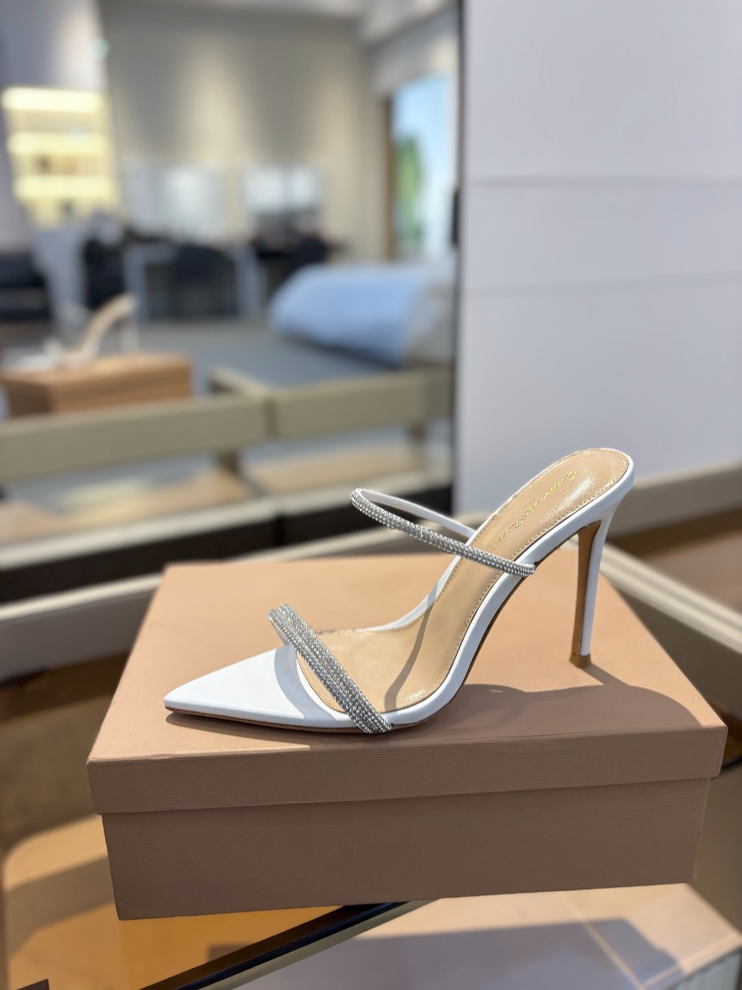 吉安维托·罗西 (Gianvito Rossi)
💕 露趾凉鞋搭配细高跟,性感而精致。💕️
💘吉安
