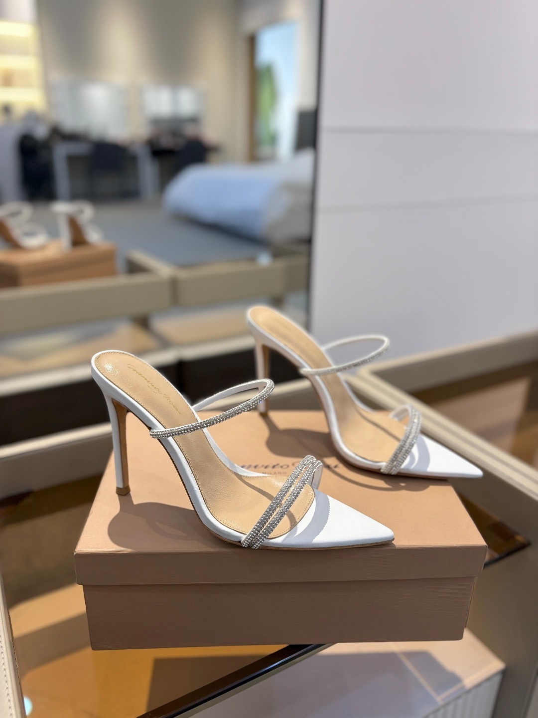 吉安维托·罗西 (Gianvito Rossi)
💕 露趾凉鞋搭配细高跟,性感而精致。💕️
💘吉安