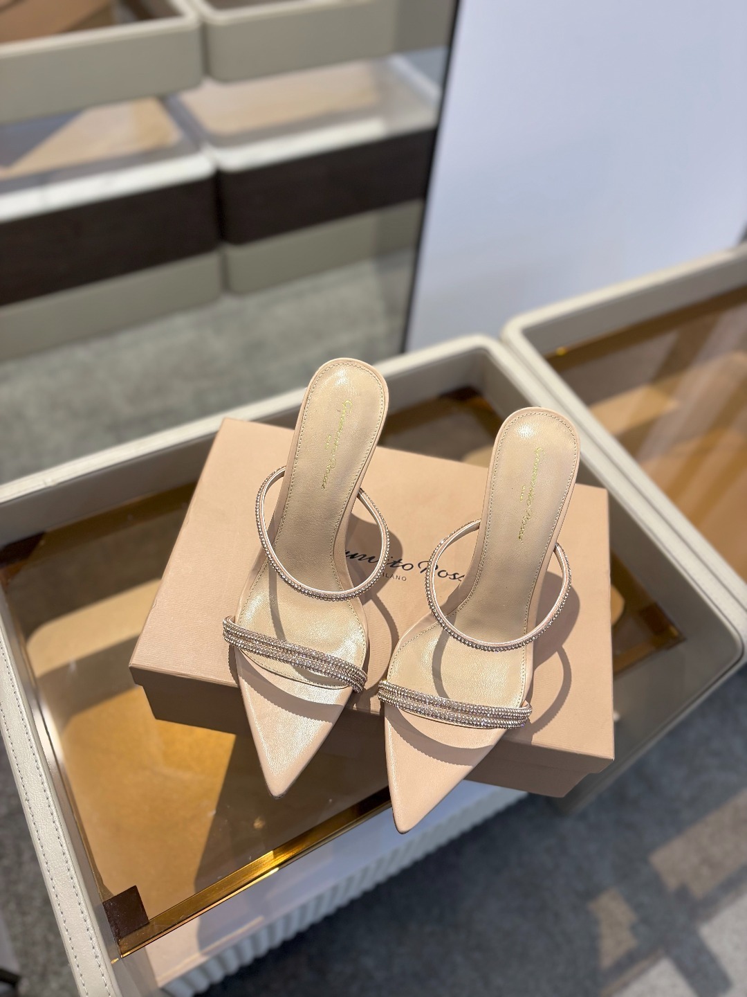 吉安维托·罗西 (Gianvito Rossi)
💕 露趾凉鞋搭配细高跟,性感而精致。💕️
💘吉安