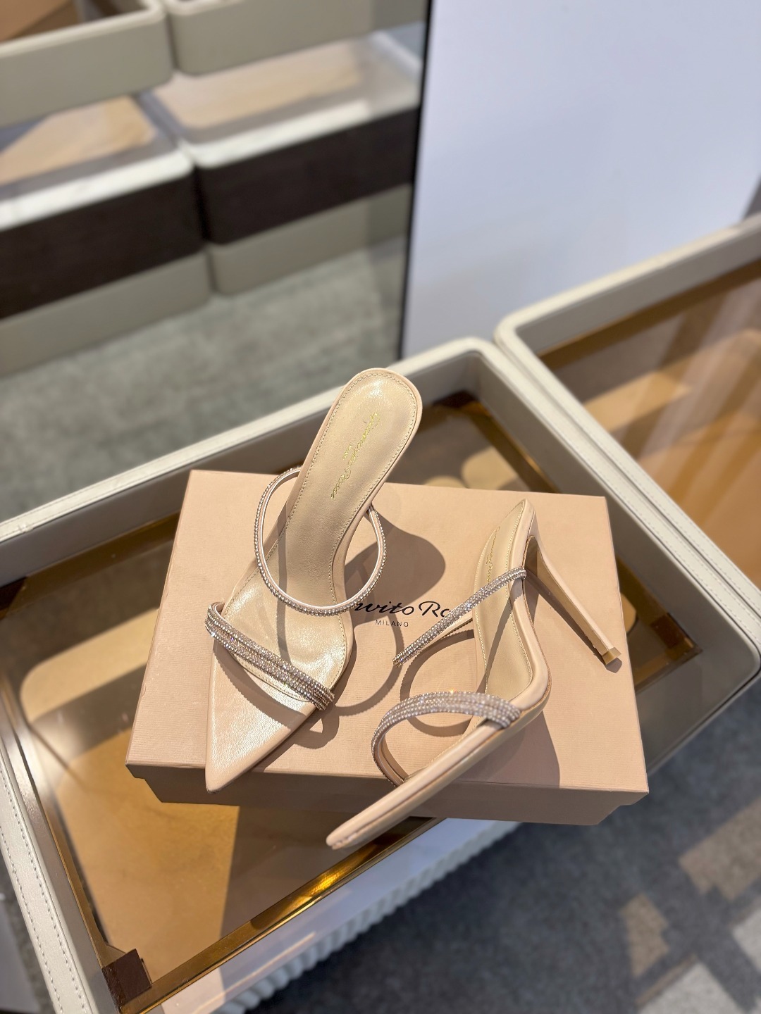 吉安维托·罗西 (Gianvito Rossi)
💕 露趾凉鞋搭配细高跟,性感而精致。💕️
💘吉安