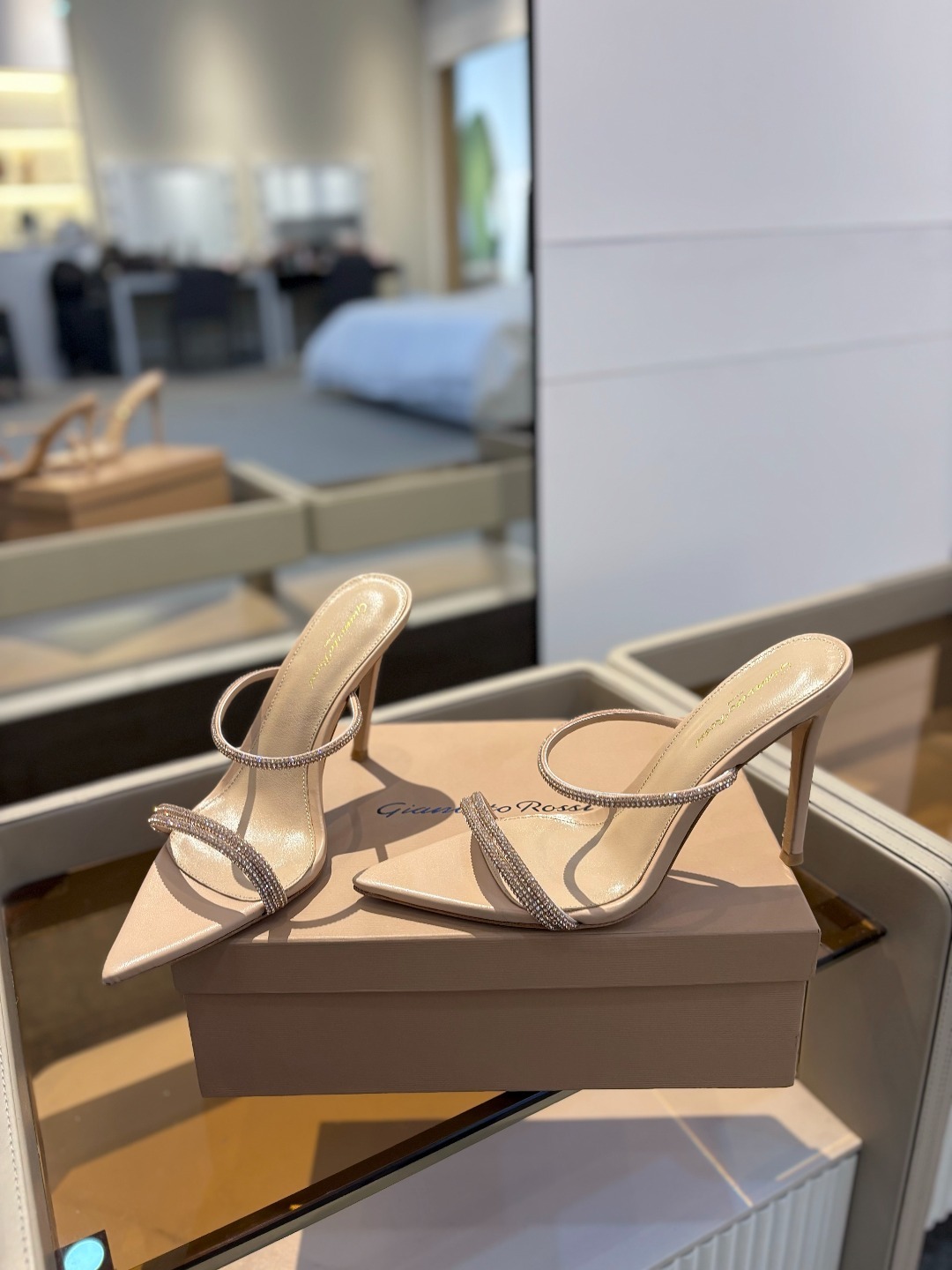 吉安维托·罗西 (Gianvito Rossi)
💕 露趾凉鞋搭配细高跟,性感而精致。💕️
💘吉安