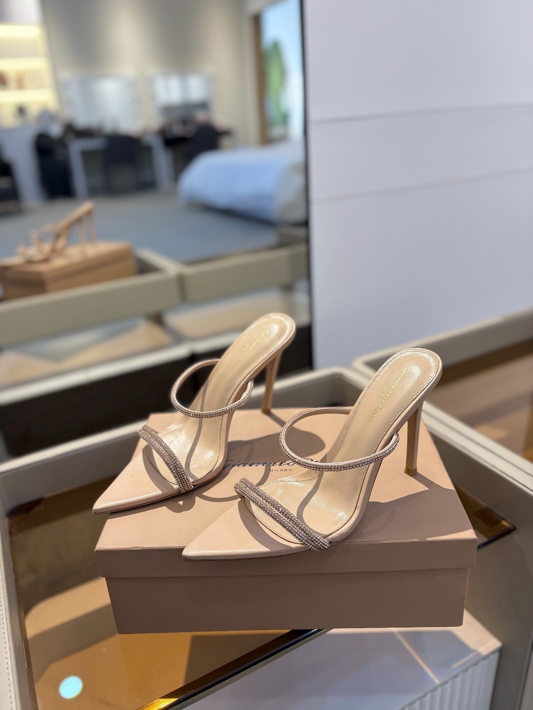 吉安维托·罗西 (Gianvito Rossi)
💕 露趾凉鞋搭配细高跟,性感而精致。💕️
💘吉安