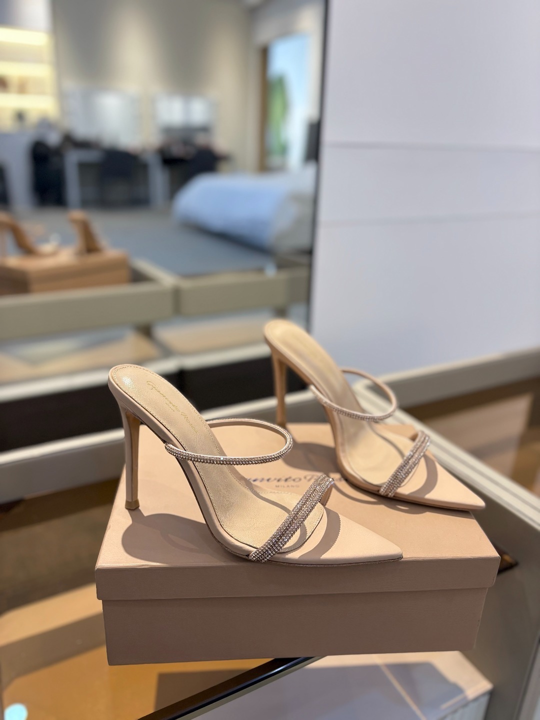 吉安维托·罗西 (Gianvito Rossi)
💕 露趾凉鞋搭配细高跟,性感而精致。💕️
💘吉安