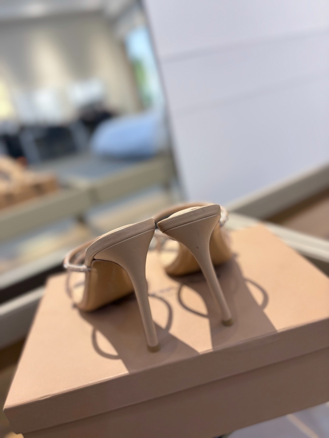 吉安维托·罗西 (Gianvito Rossi)
💕 露趾凉鞋搭配细高跟,性感而精致。💕️
💘吉安