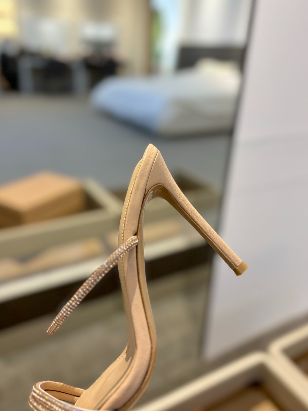 吉安维托·罗西 (Gianvito Rossi)
💕 露趾凉鞋搭配细高跟,性感而精致。💕️
💘吉安
