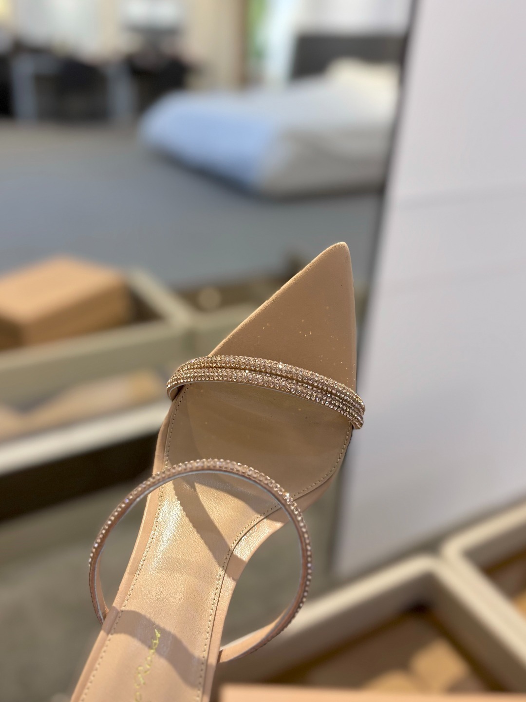 吉安维托·罗西 (Gianvito Rossi)
💕 露趾凉鞋搭配细高跟,性感而精致。💕️
💘吉安