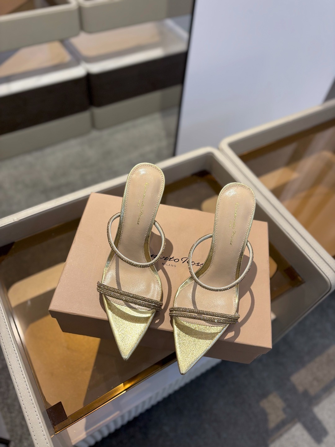 吉安维托·罗西 (Gianvito Rossi)
💕 露趾凉鞋搭配细高跟,性感而精致。💕️
💘吉安