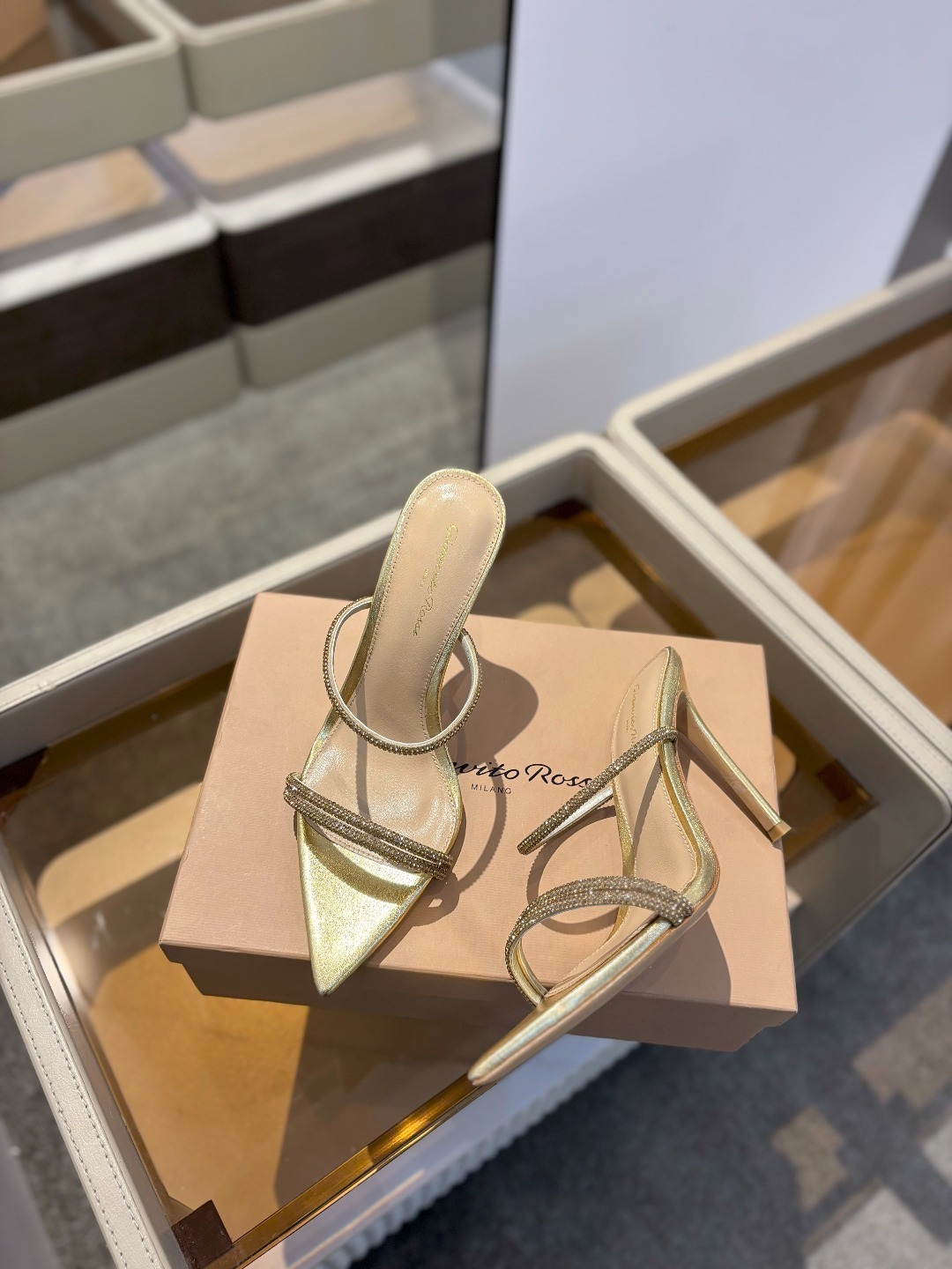 吉安维托·罗西 (Gianvito Rossi)
💕 露趾凉鞋搭配细高跟,性感而精致。💕️
💘吉安