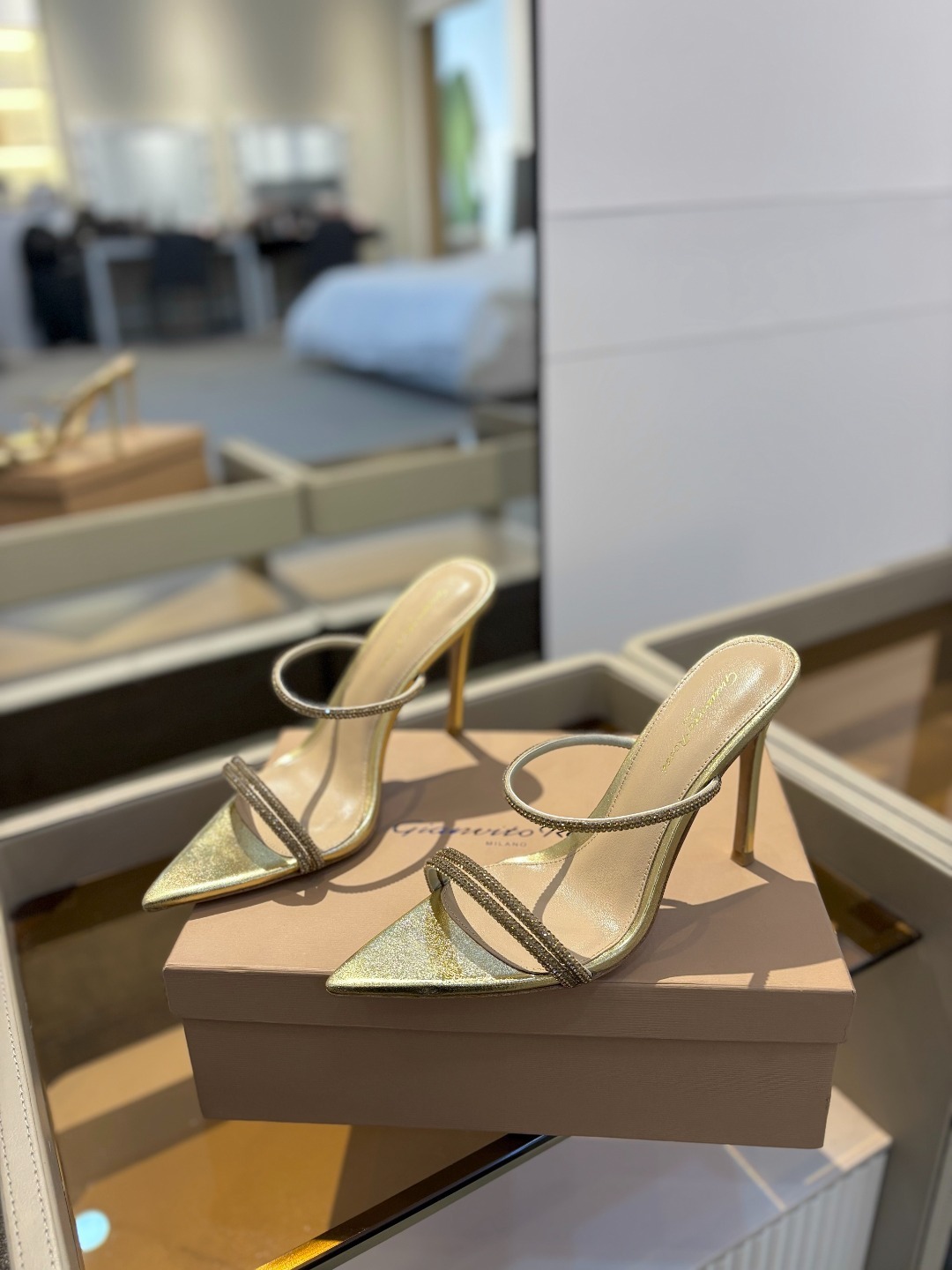 吉安维托·罗西 (Gianvito Rossi)
💕 露趾凉鞋搭配细高跟,性感而精致。💕️
💘吉安
