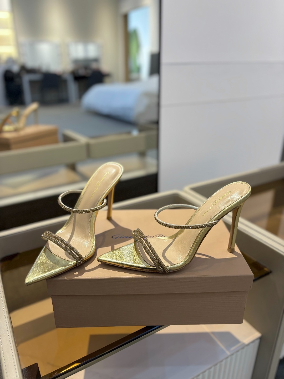 吉安维托·罗西 (Gianvito Rossi)
💕 露趾凉鞋搭配细高跟,性感而精致。💕️
💘吉安