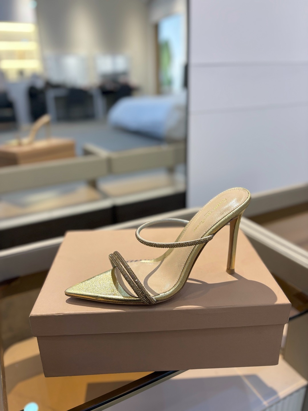 吉安维托·罗西 (Gianvito Rossi)
💕 露趾凉鞋搭配细高跟,性感而精致。💕️
💘吉安