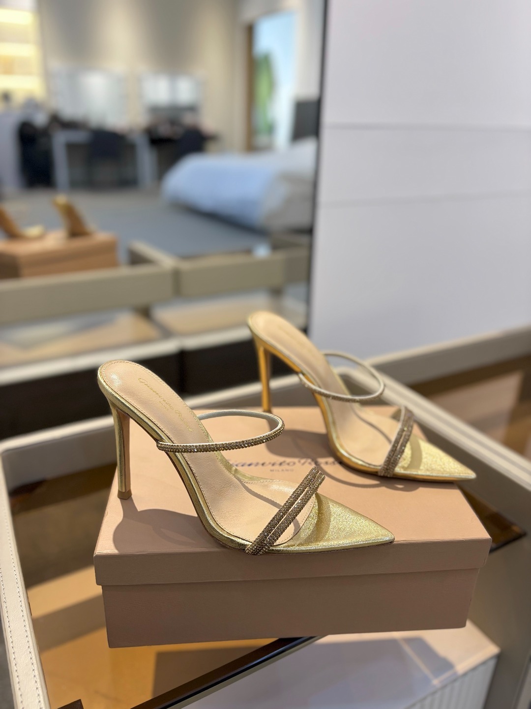 吉安维托·罗西 (Gianvito Rossi)
💕 露趾凉鞋搭配细高跟,性感而精致。💕️
💘吉安
