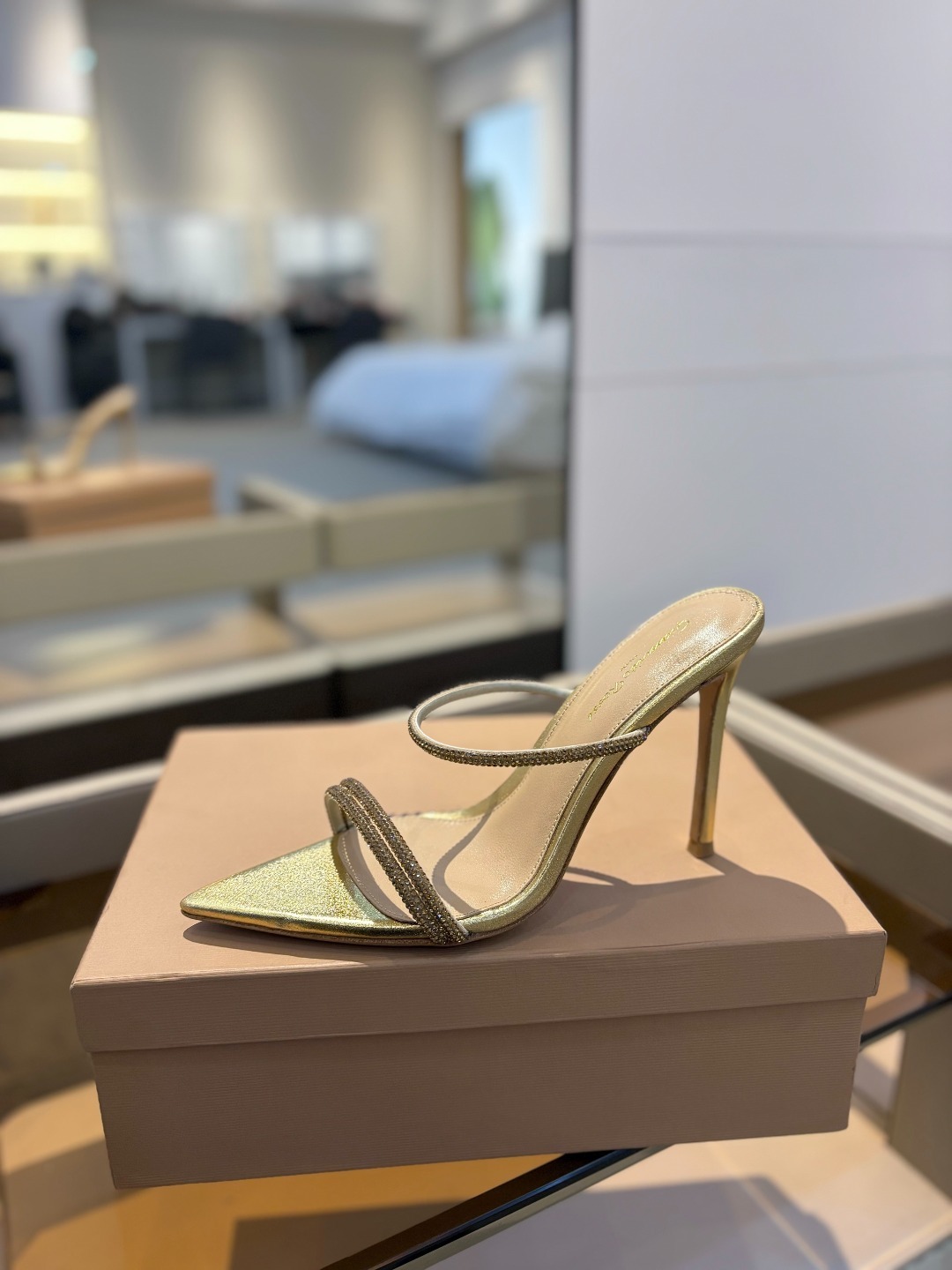 吉安维托·罗西 (Gianvito Rossi)
💕 露趾凉鞋搭配细高跟,性感而精致。💕️
💘吉安