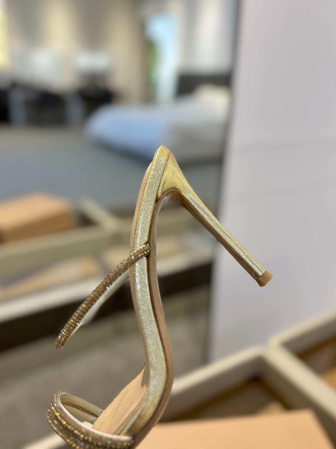 吉安维托·罗西 (Gianvito Rossi)
💕 露趾凉鞋搭配细高跟,性感而精致。💕️
💘吉安