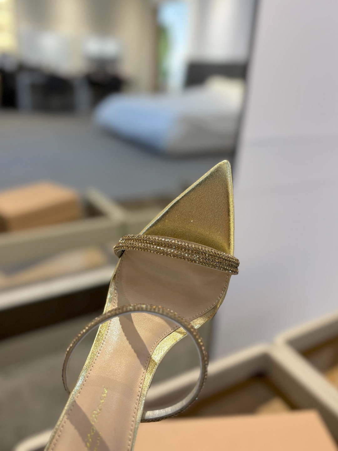 吉安维托·罗西 (Gianvito Rossi)
💕 露趾凉鞋搭配细高跟,性感而精致。💕️
💘吉安