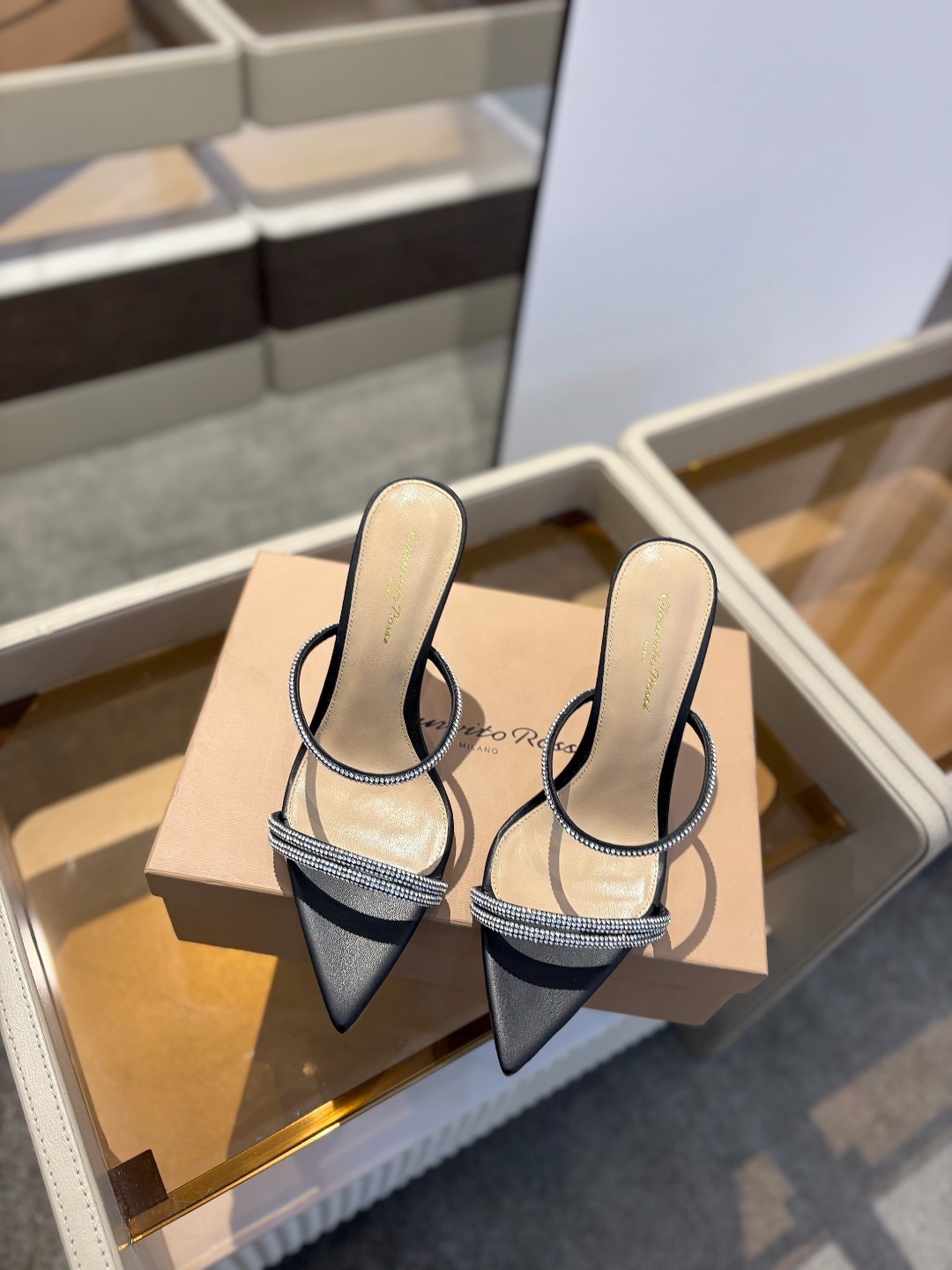 吉安维托·罗西 (Gianvito Rossi)
💕 露趾凉鞋搭配细高跟,性感而精致。💕️
💘吉安