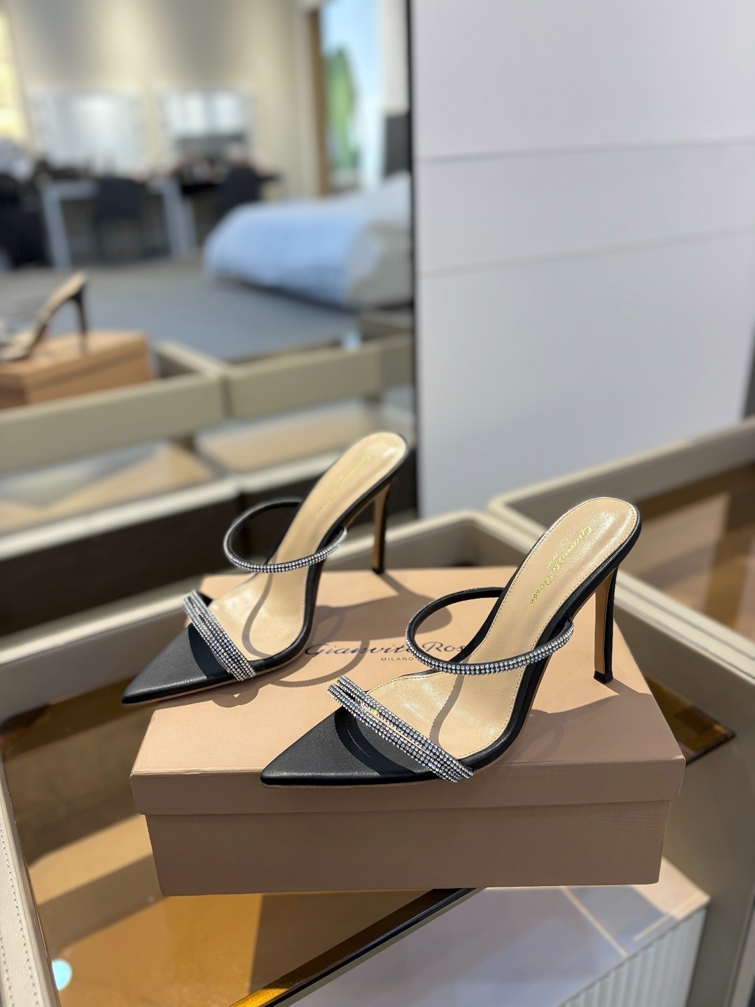 吉安维托·罗西 (Gianvito Rossi)
💕 露趾凉鞋搭配细高跟,性感而精致。💕️
💘吉安