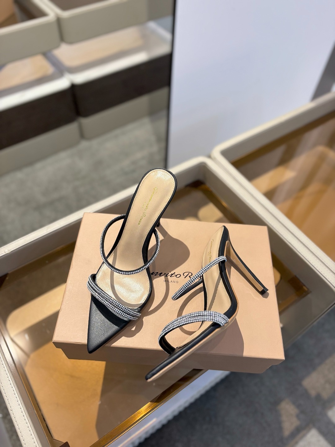 吉安维托·罗西 (Gianvito Rossi)
💕 露趾凉鞋搭配细高跟,性感而精致。💕️
💘吉安