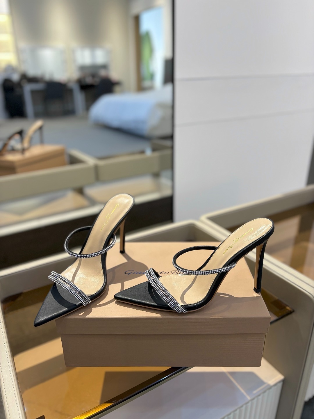 吉安维托·罗西 (Gianvito Rossi)
💕 露趾凉鞋搭配细高跟,性感而精致。💕️
💘吉安