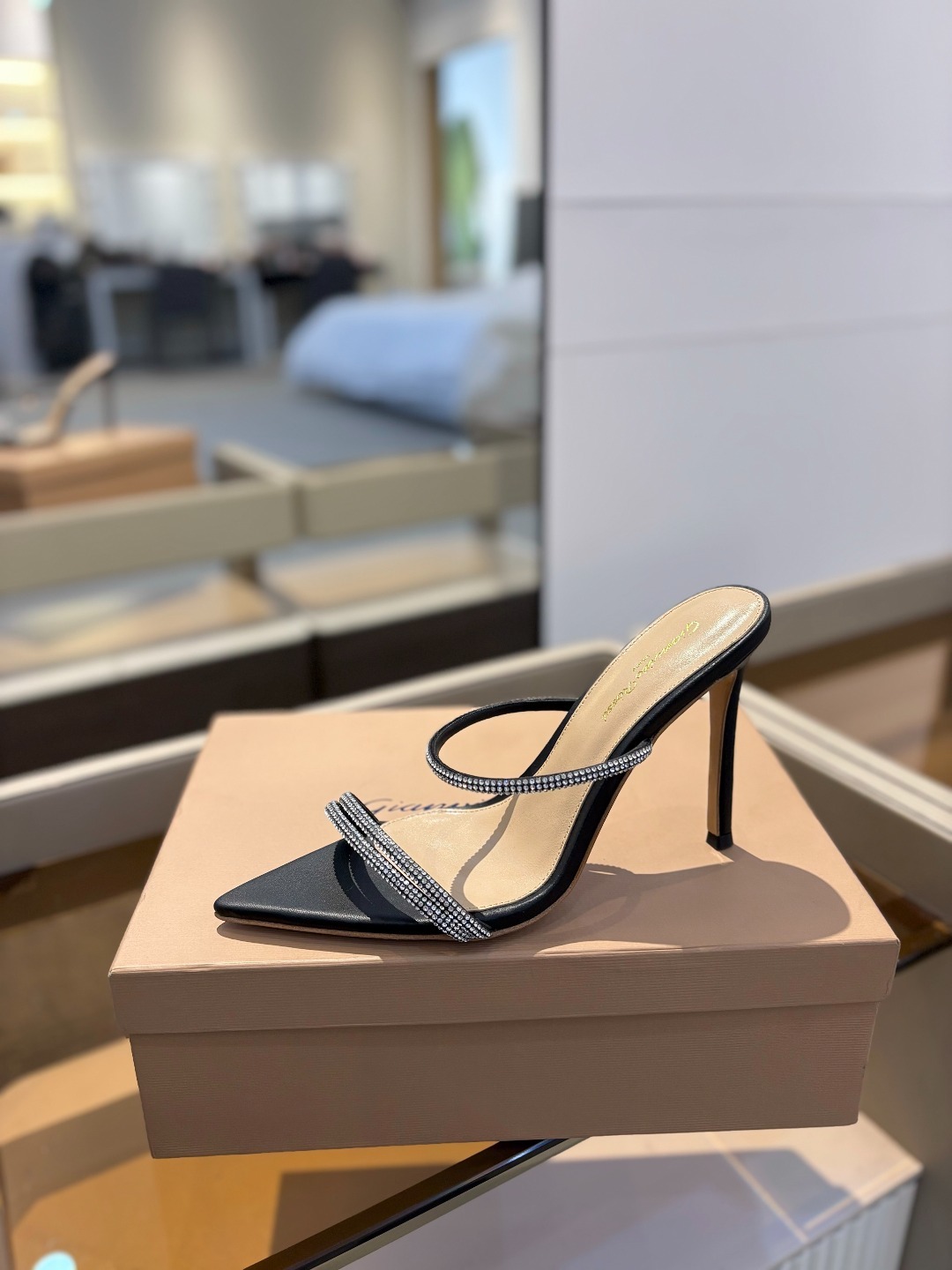 吉安维托·罗西 (Gianvito Rossi)
💕 露趾凉鞋搭配细高跟,性感而精致。💕️
💘吉安