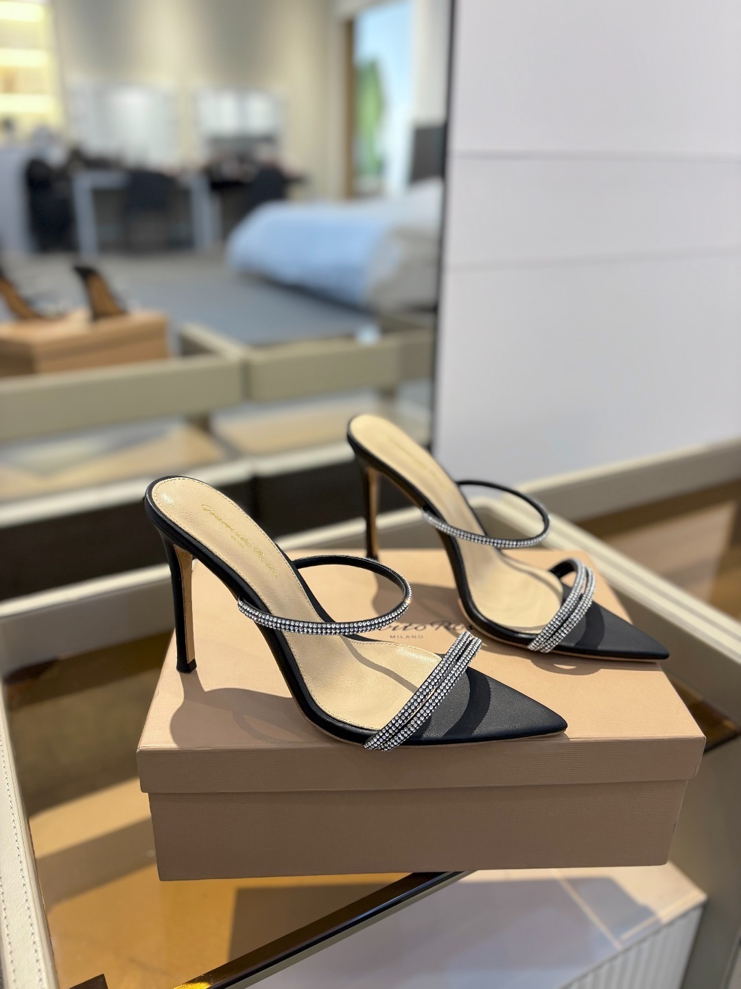 吉安维托·罗西 (Gianvito Rossi)
💕 露趾凉鞋搭配细高跟,性感而精致。💕️
💘吉安