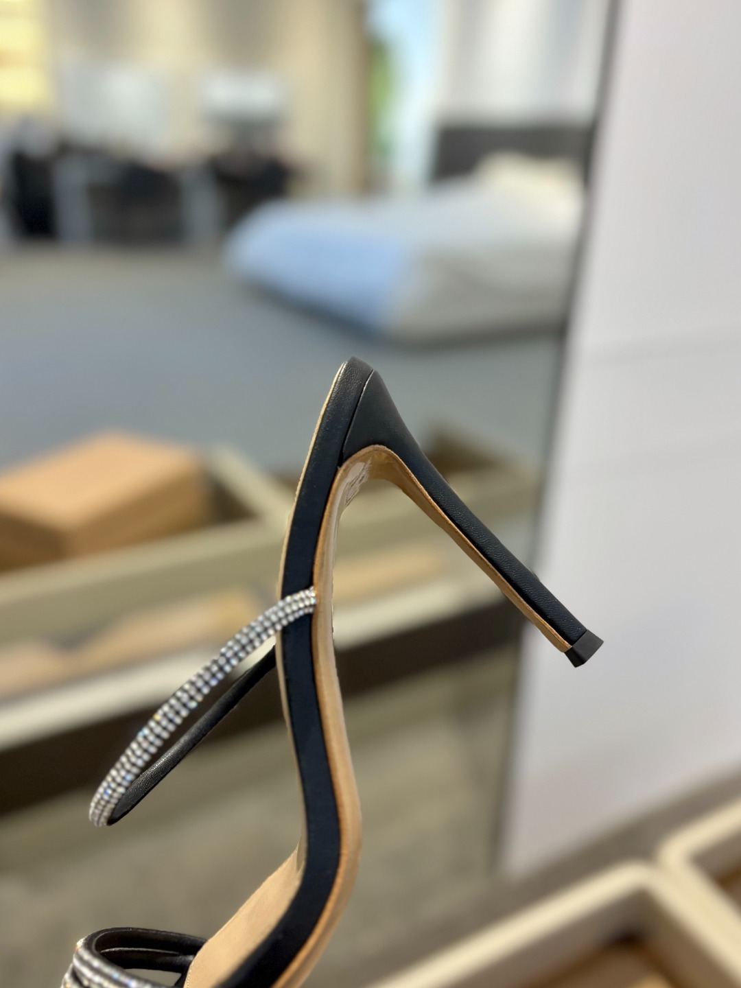 吉安维托·罗西 (Gianvito Rossi)
💕 露趾凉鞋搭配细高跟,性感而精致。💕️
💘吉安