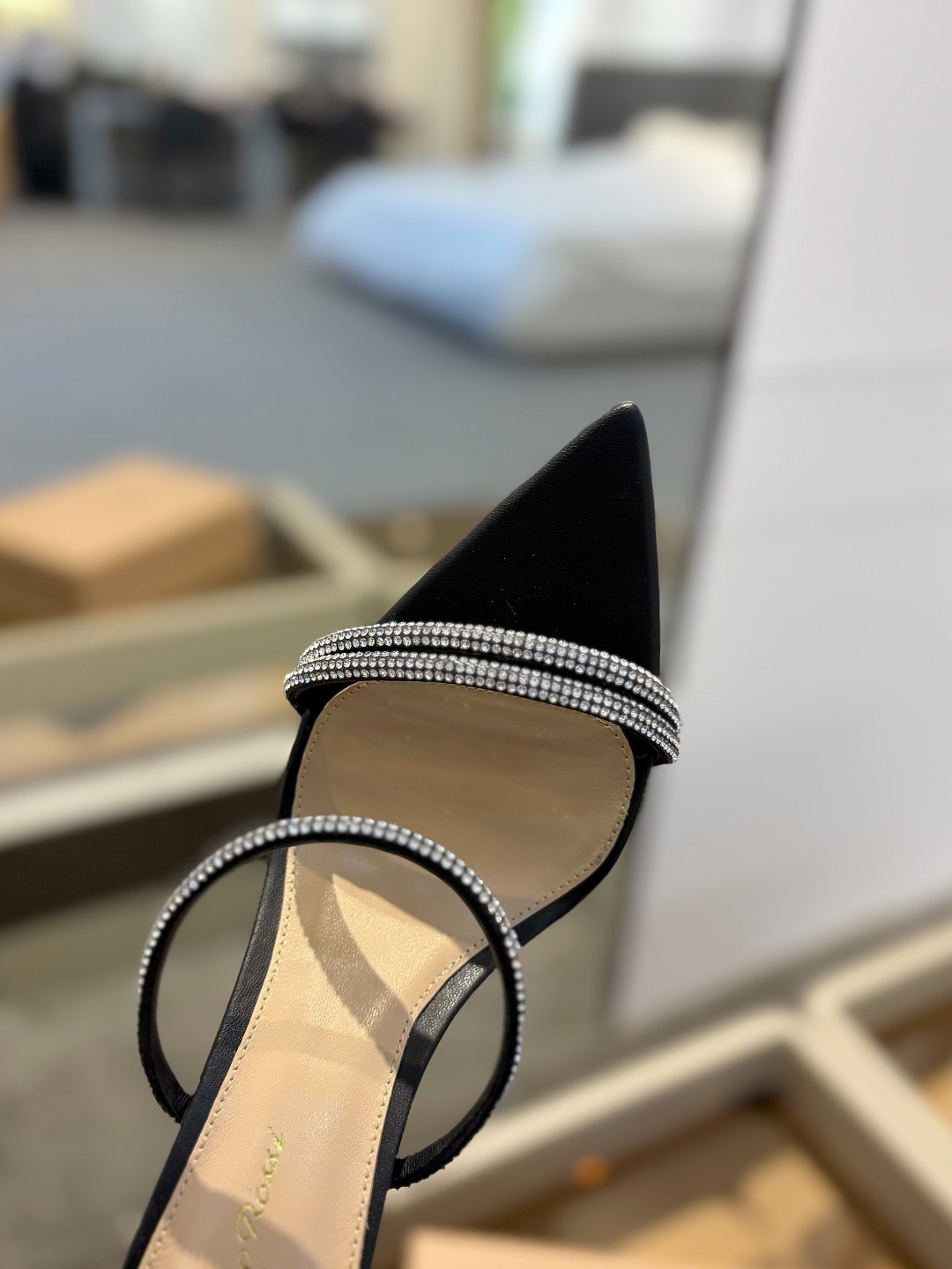 吉安维托·罗西 (Gianvito Rossi)
💕 露趾凉鞋搭配细高跟,性感而精致。💕️
💘吉安