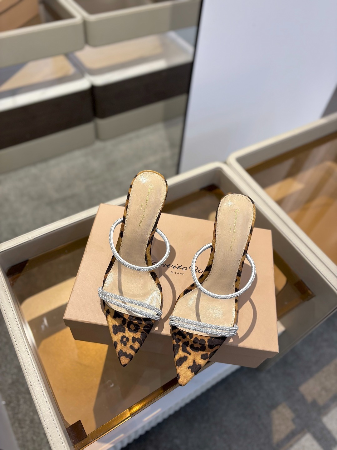 吉安维托·罗西 (Gianvito Rossi)
💕 露趾凉鞋搭配细高跟,性感而精致。💕️
💘吉安