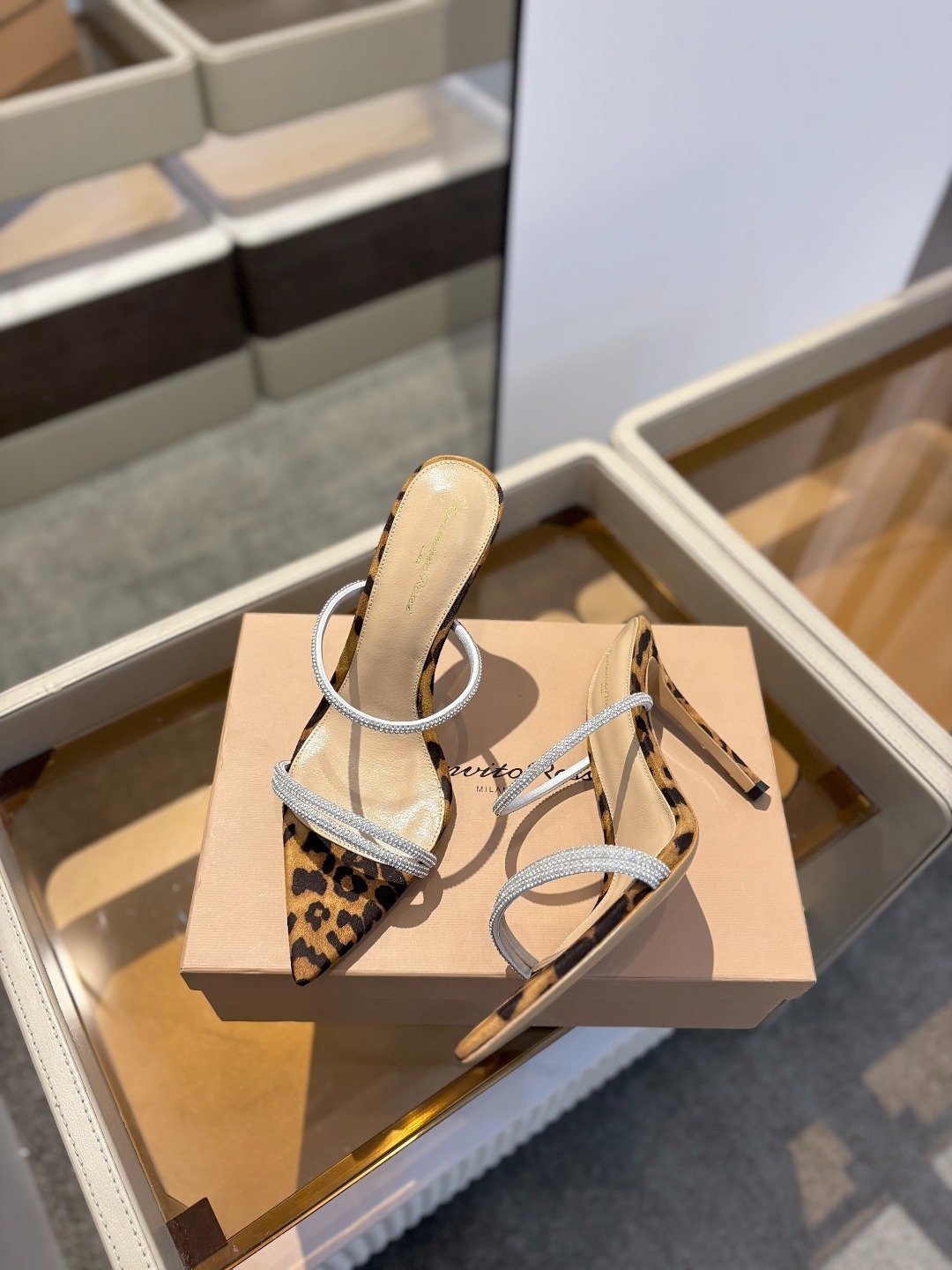 吉安维托·罗西 (Gianvito Rossi)
💕 露趾凉鞋搭配细高跟,性感而精致。💕️
💘吉安