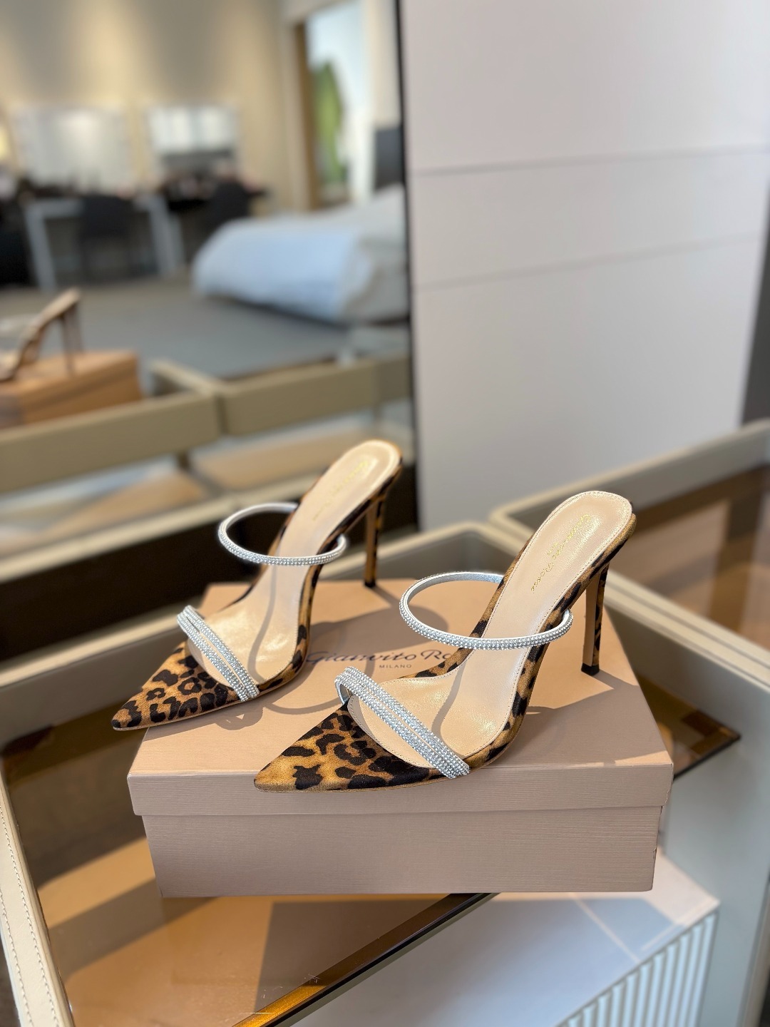 吉安维托·罗西 (Gianvito Rossi)
💕 露趾凉鞋搭配细高跟,性感而精致。💕️
💘吉安