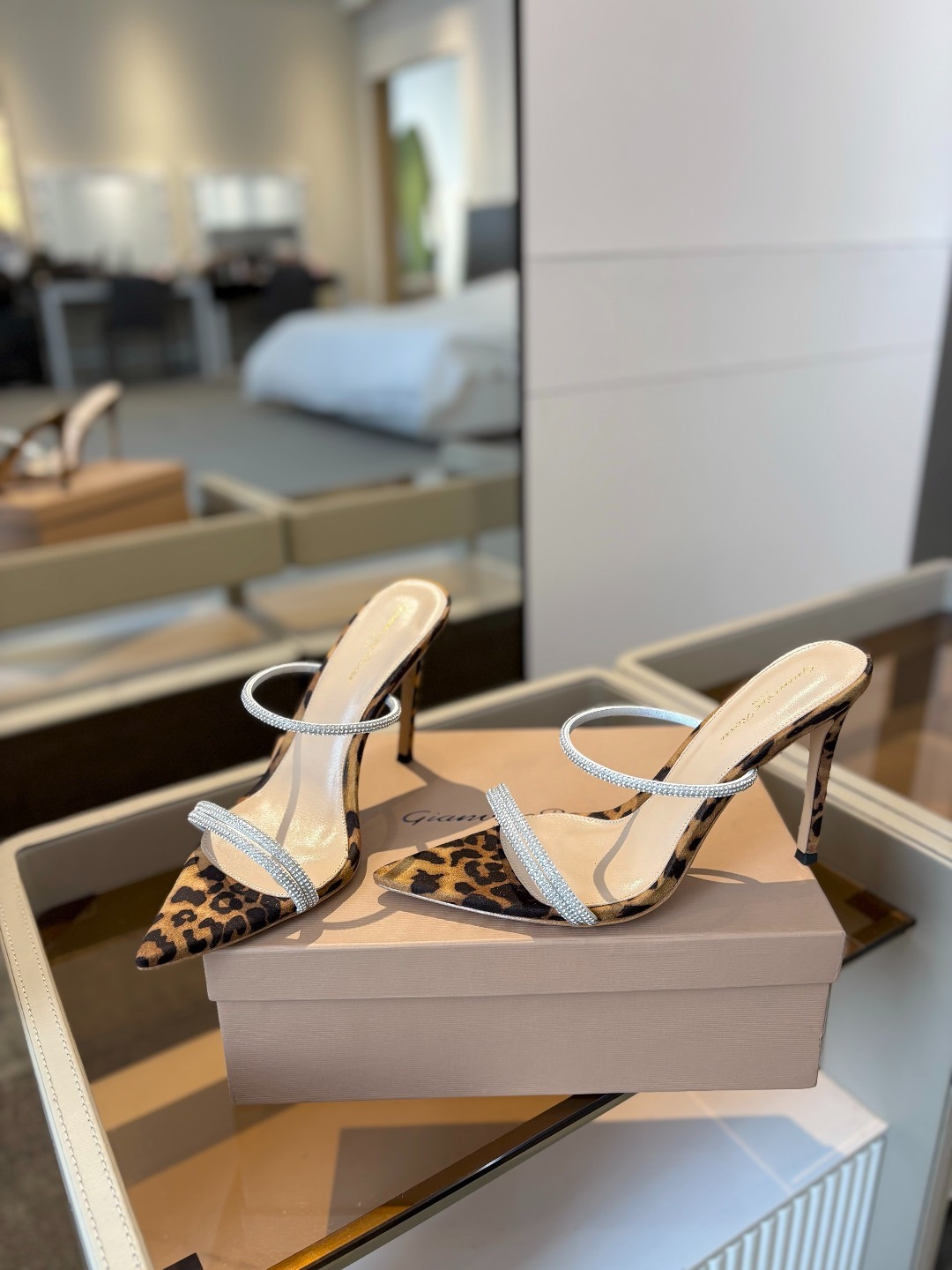 吉安维托·罗西 (Gianvito Rossi)
💕 露趾凉鞋搭配细高跟,性感而精致。💕️
💘吉安