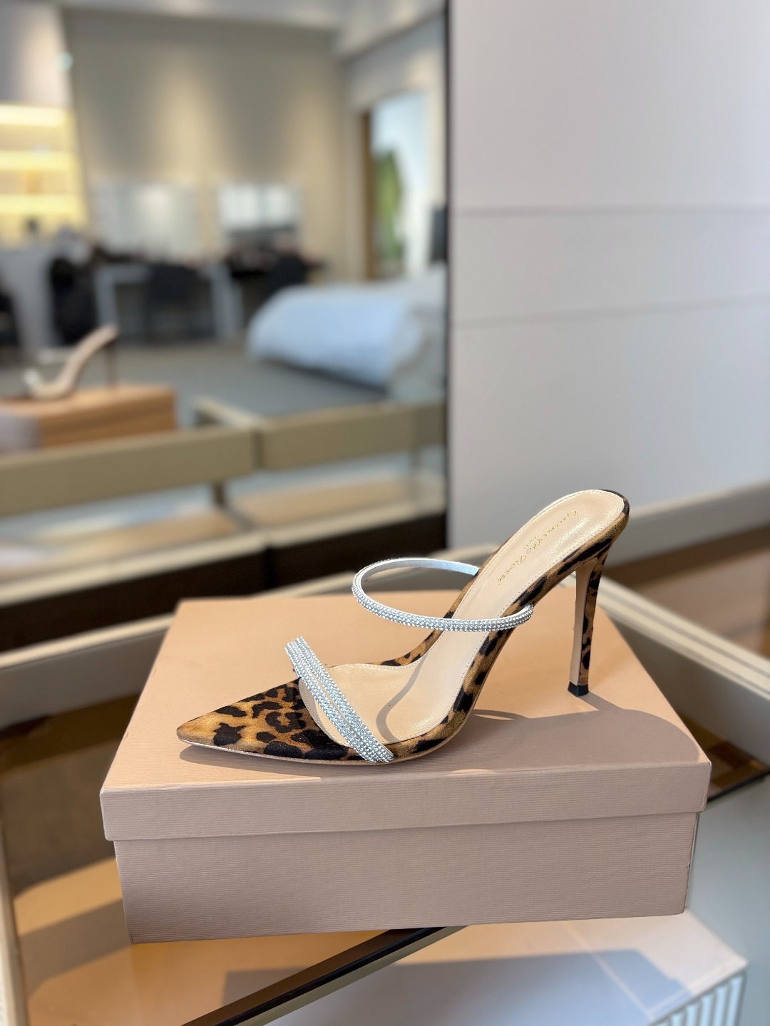 吉安维托·罗西 (Gianvito Rossi)
💕 露趾凉鞋搭配细高跟,性感而精致。💕️
💘吉安