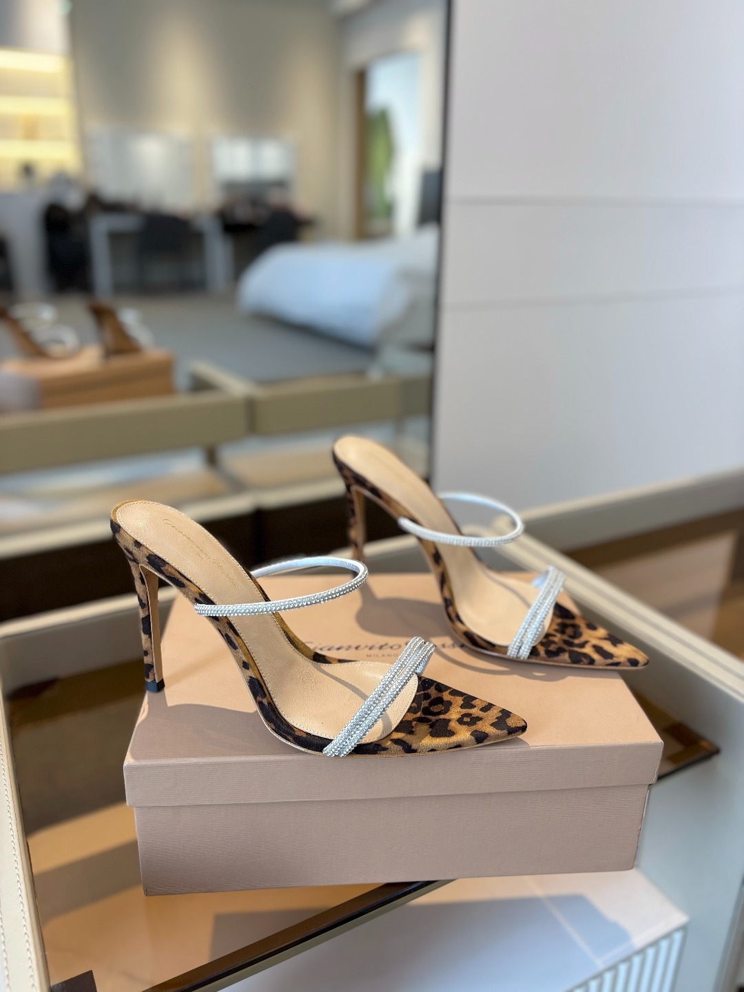 吉安维托·罗西 (Gianvito Rossi)
💕 露趾凉鞋搭配细高跟,性感而精致。💕️
💘吉安