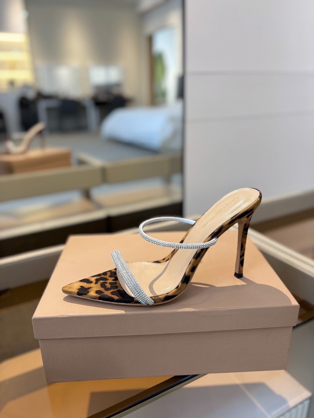 吉安维托·罗西 (Gianvito Rossi)
💕 露趾凉鞋搭配细高跟,性感而精致。💕️
💘吉安