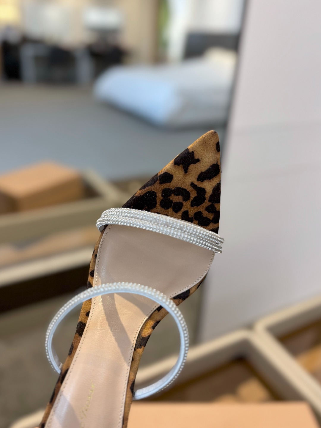 吉安维托·罗西 (Gianvito Rossi)
💕 露趾凉鞋搭配细高跟,性感而精致。💕️
💘吉安