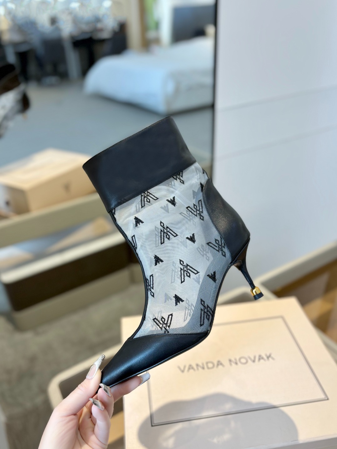VANDA NOVAK来自意大利品牌 全网独家
耗时3个月研发
鞋跟独特设计酒