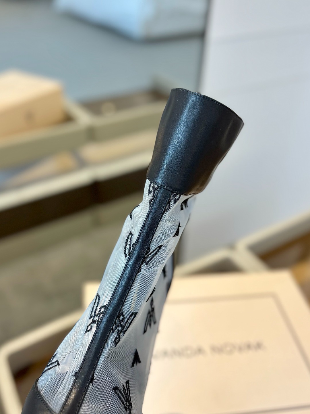 VANDA NOVAK来自意大利品牌 全网独家
耗时3个月研发
鞋跟独特设计酒
