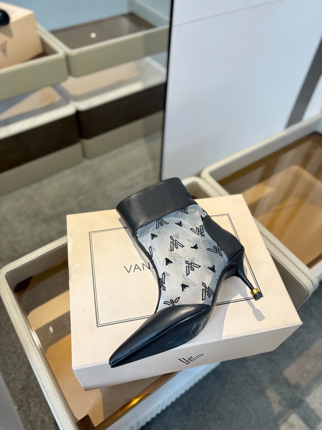 VANDA NOVAK来自意大利品牌 全网独家
耗时3个月研发
鞋跟独特设计酒