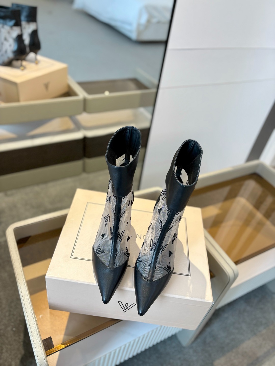
VANDA NOVAK来自意大利品牌  全网独家
       耗时3个月研发
    鞋跟独特设计酒