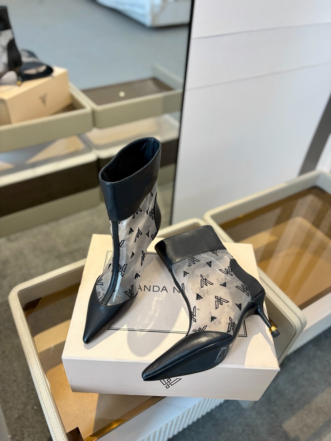 
VANDA NOVAK来自意大利品牌  全网独家
       耗时3个月研发
    鞋跟独特设计酒