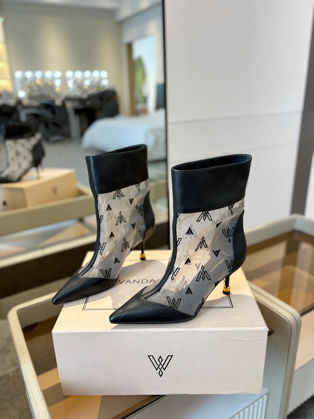 
VANDA NOVAK来自意大利品牌  全网独家
       耗时3个月研发
    鞋跟独特设计酒