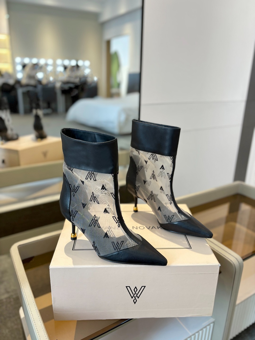 
VANDA NOVAK来自意大利品牌  全网独家
       耗时3个月研发
    鞋跟独特设计酒